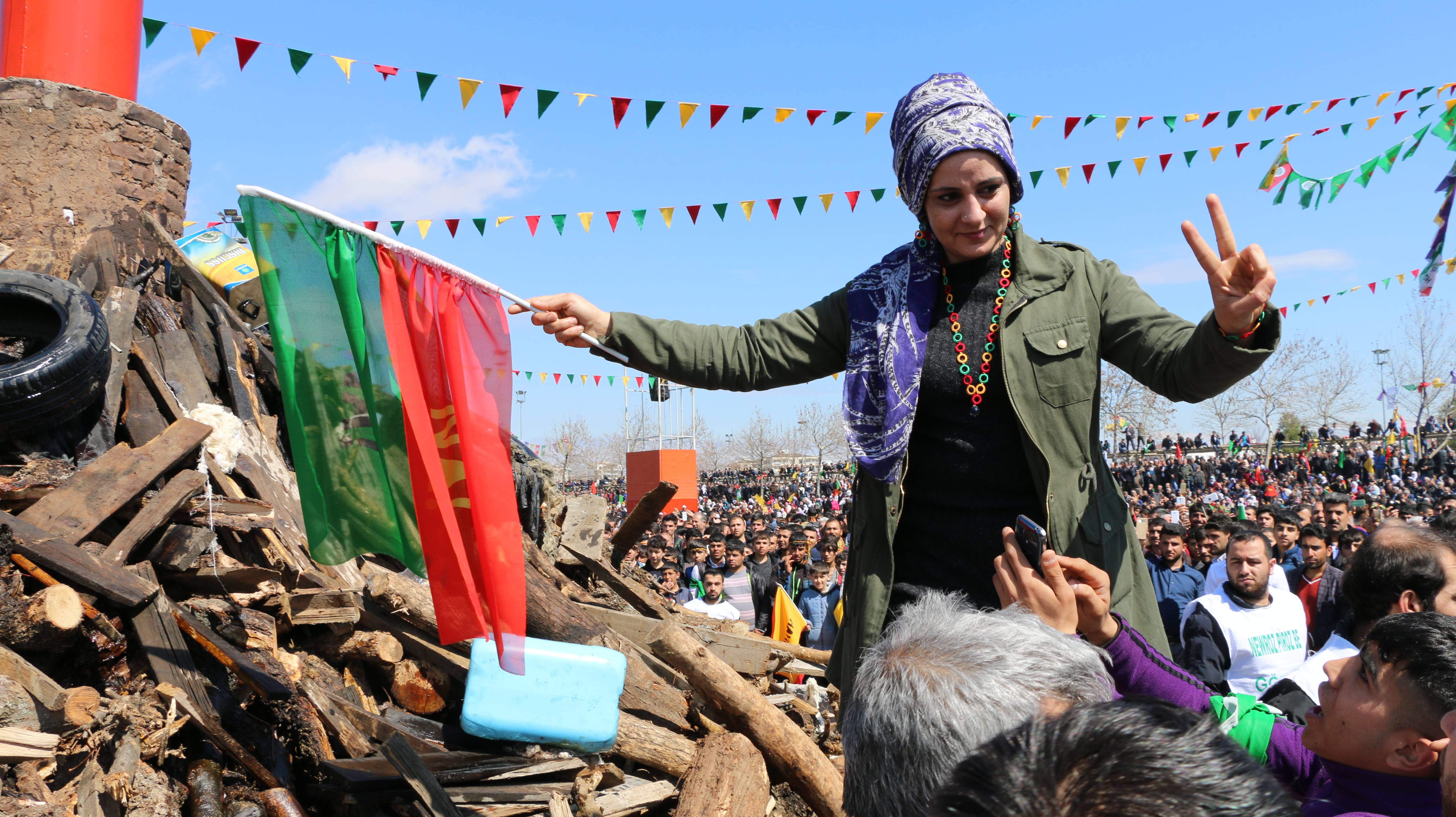 Newroz fête de la résistance kurde : des centaines de milliers de personnes à Diyarbakir